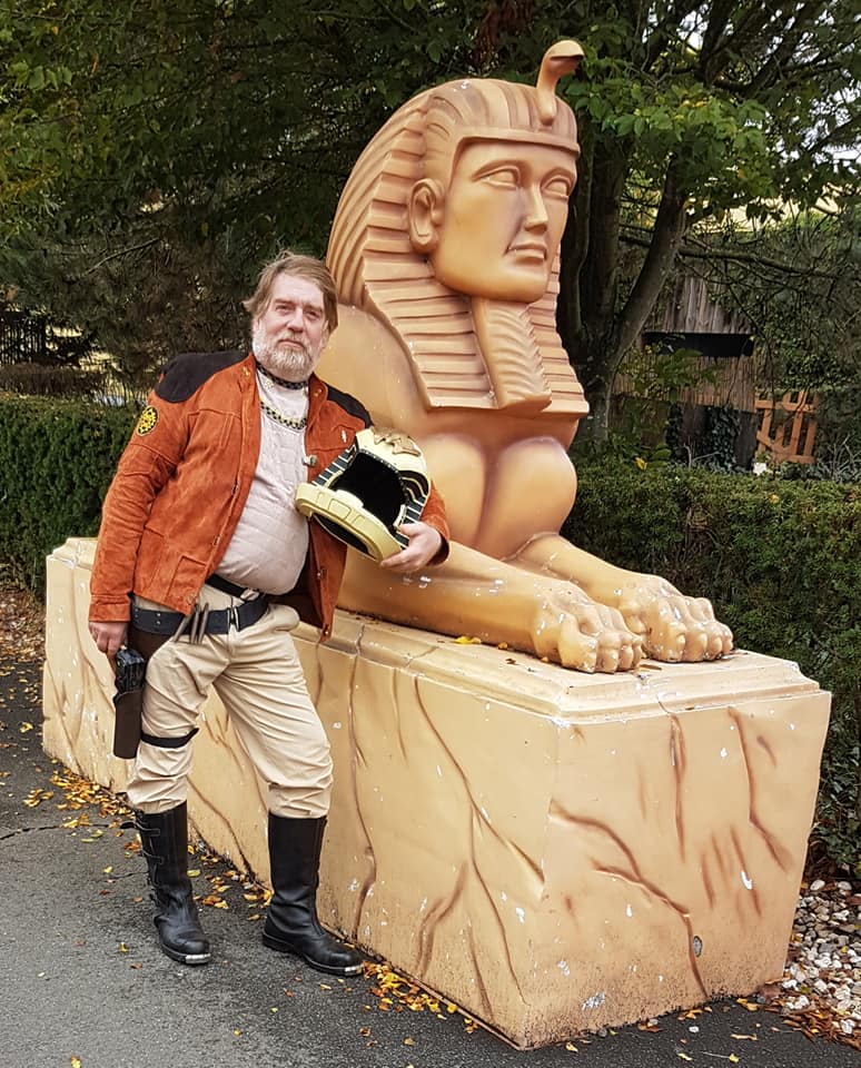 Der Cosplayer Thomas Lindlau als Colonial Warrior aus "Battlestar Galactica" neben einer Sphinx. Kampfstern Galactica