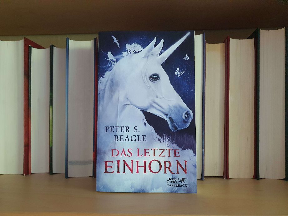 Ein Photo des Buchs "Das letzte Einhorn" im Bücherregal.