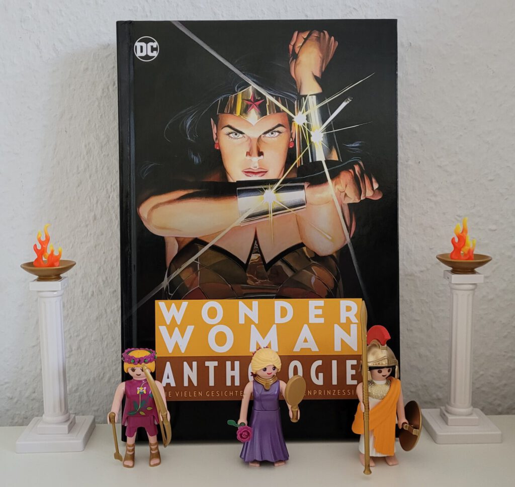 Das Bild zeigt die Wonder Woman-Anthologie und die Göttinen Artemis, Aphrodite und Athene als Playmobilfiguren