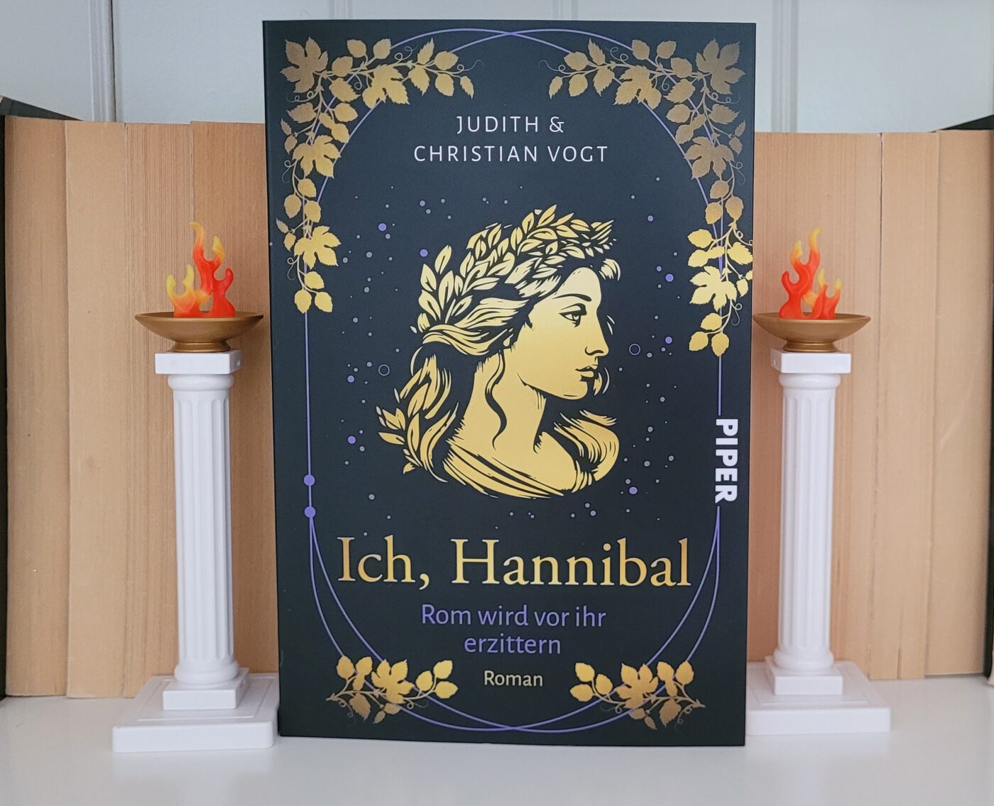 Judith & Christian Vogts Roman "Ich, Hannibal" in meinem Bücherregal (Photo: Michael Kleu)