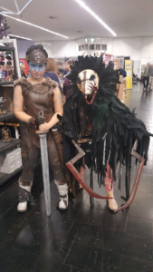 Dr. Schnurrer als Senua und Claudiha85 als Senua und Valravn auf der ComicCon (Photo: Michael Kleu) Cosplay Antikenrezeption